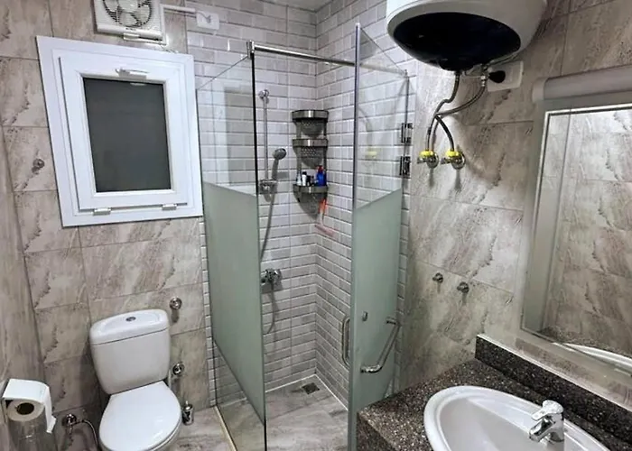 2 Bed Flat - Sleeps 6 - Pool - Parking - Wifi شقة