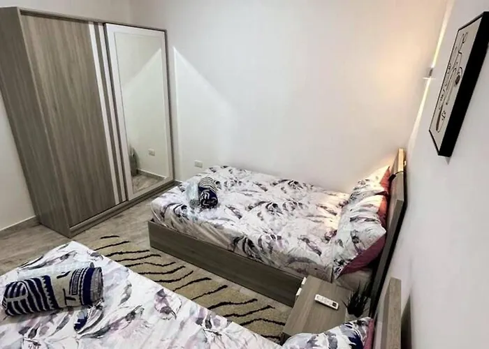2 Bed Flat - Sleeps 6 - Pool - Parking - Wifi * الغردقة