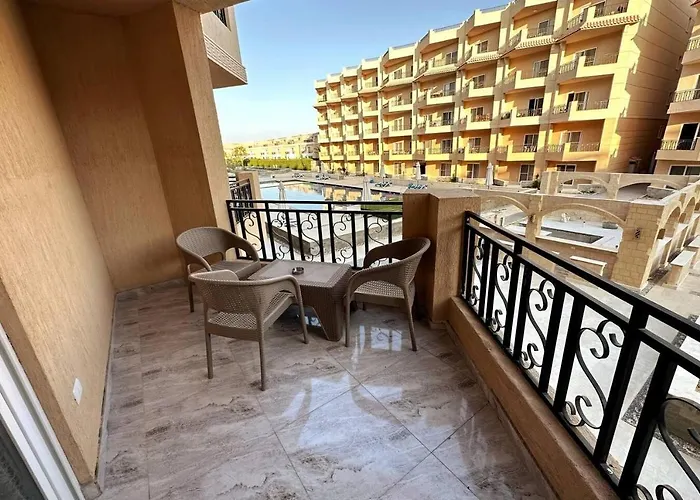 2 Bed Flat - Sleeps 6 - Pool - Parking - Wifi شقة *