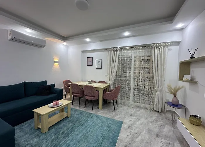 2 Bed Flat - Sleeps 6 - Pool - Parking - Wifi