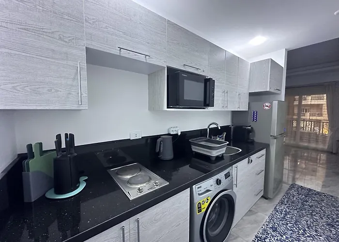 شقة 2 Bed Flat - Sleeps 6 - Pool - Parking - Wifi الغردقة