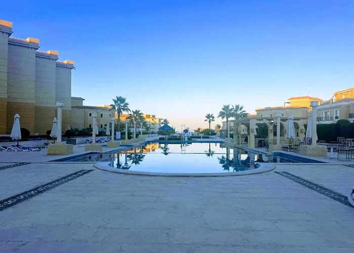 2 Bed Flat - Sleeps 6 - Pool - Parking - Wifi شقة
